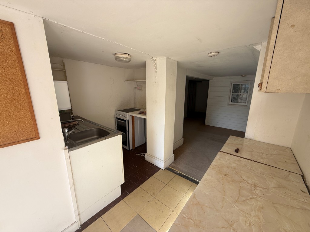 Lot: 86 - PAIR OF SHOPS AND TWO FLATS FOR REFURBISHMENT - Room three